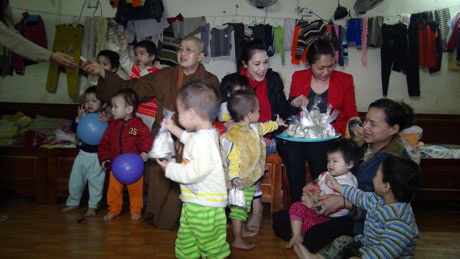 Vợ chồng ca sỹ Thu Phương làm từ thiện tại chùa Bồ Đề - 7 Hà Thanh