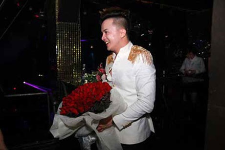 Cao Thái Sơn tặng bạn gái tin đồn 99 đóa hồng - 3 Cao Thái Sơn tặng bạn gái tin đồn 99 đóa hồng