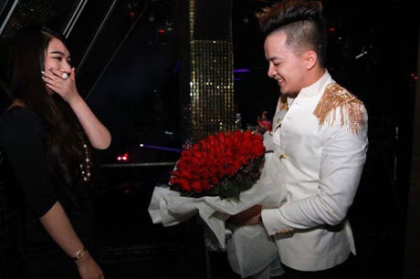 Cao Thái Sơn tặng bạn gái tin đồn 99 đóa hồng - 4 Nữ diễn viên phim Gia đình là số 1 bất ngờ trước cử chỉ lãng mạn của Cao Thái Sơn