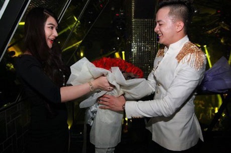 Cao Thái Sơn tặng bạn gái tin đồn 99 đóa hồng - 5 Cử chỉ tình tứ của cặp đôi đang gây sự chú ý trên cộng đồng mạng đã lọt vào ống kính