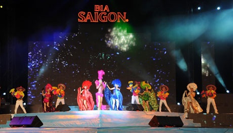 Tôi yêu Hạ Long 2014: trách nhiệm và ý thức đóng góp cho cộng đồng - 4 Một số hình ảnh trong
chương trình “Tôi yêu Hạ Long” 2013
