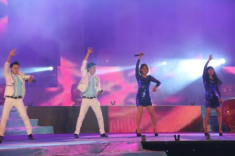 Tôi yêu Hạ Long 2014: trách nhiệm và ý thức đóng góp cho cộng đồng - 5 Một số hình ảnh trong
chương trình “Tôi yêu Hạ Long” 2013