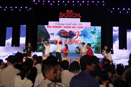Tôi yêu Hạ Long 2014: trách nhiệm và ý thức đóng góp cho cộng đồng - 8 Một số hình ảnh trong
chương trình “Tôi yêu Hạ Long” 2013