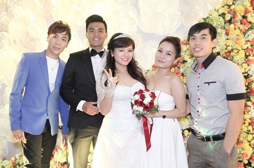 Đoàn Thúy Trang kết hôn với nhạc sĩ “Tình yêu màu nắng” - 2 Phạm Thanh Hà và Thúy Trang (bên phải) trong đám cưới của ca sỹ Nhật Trang