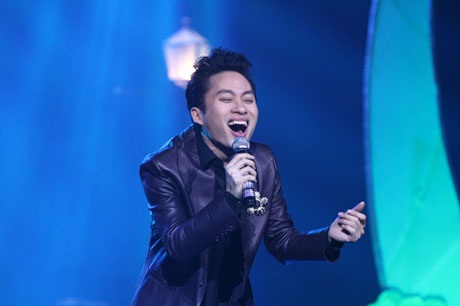 Tùng Dương "tán tỉnh” khán giả trong đêm nhạc Thanh Tùng - 1 Tùng Dương hát thăng hoa, ngập tràn cảm xúc...