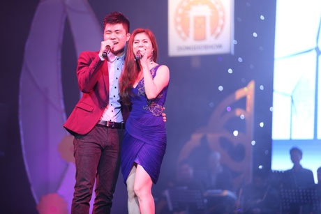 Tùng Dương "tán tỉnh” khán giả trong đêm nhạc Thanh Tùng - 8 Phương Hà- Tiến Mạnh song ca Ngôi sao cô đơn