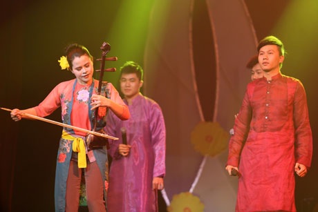 Tùng Dương "tán tỉnh” khán giả trong đêm nhạc Thanh Tùng - 11 Thùy Anh đệm đàn cho nhóm Phương Nam thể hiện Chuyện cổ Nghi Tàm