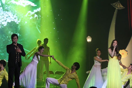Tùng Dương "tán tỉnh” khán giả trong đêm nhạc Thanh Tùng - 12 Tuấn Phương song ca Huế Thương ca khúc chủ đề Hoa cúc vàng