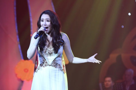 Tùng Dương "tán tỉnh” khán giả trong đêm nhạc Thanh Tùng - 4 Hồ Quỳnh Hương cũng nhận được hưởng ứng nhiệt liệt từ khán giả