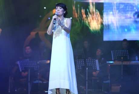 Tùng Dương "tán tỉnh” khán giả trong đêm nhạc Thanh Tùng - 7 Hồng Nhung khép lại đêm nhạc với ca khúc Một mình nổi tiếng của Thanh Tùng