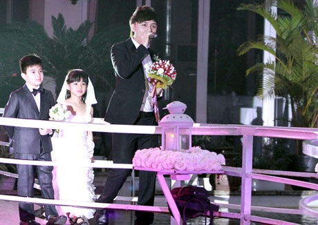 Minh Vương tổ chức lễ cưới lãng mạn với bạn gái lâu năm - 3 Minh Vương vừa hát vừa bước lên cầu đón cô dâu đưa tới sân khấu của buổi hôn lễ