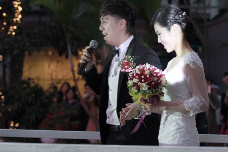 Minh Vương tổ chức lễ cưới lãng mạn với bạn gái lâu năm - 4 Minh Vương vừa hát vừa bước lên cầu đón cô dâu đưa tới sân khấu của buổi hôn lễ