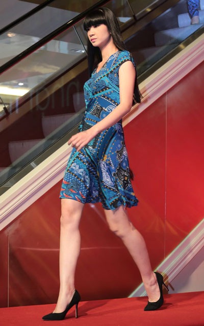 Ngắm vóc dáng thon gọi của “gái hai con” siêu mẫu Hạ Vy - 4 Hạ Vy khiến nhiều người trầm trồ khi trình diễn thời trang trên sân khấu