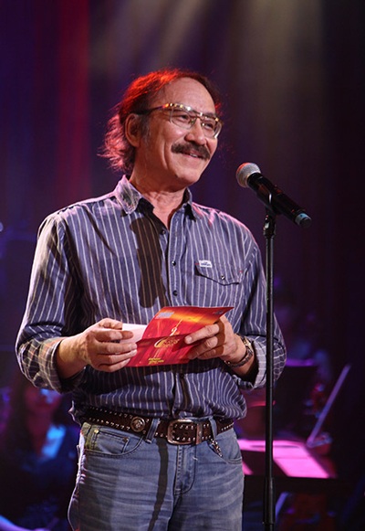 Nhạc sỹ Nguyễn Cường trao giải Ca khúc của năm cho...