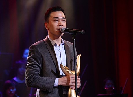 Đỗ Bảo, Tùng Dương ẵm "cú đúp" giải Âm nhạc Cống hiến - 9 NSƯT Quốc Anh trao giải Album của năm cho nhạc sỹ Đỗ Bảo