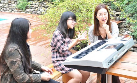 Diva xứ Hàn Baek Ji Young tặng "Don’t Forget" cho khán giả Việt - 4 Một số hình ảnh Baek Ji Young tham gia các hoạt động cùng thí sinh
