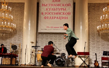 Phần biểu diễn của nhóm vận động viên võ thuật