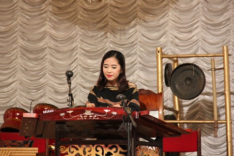 Nghệ sĩ Hương Giang độc tấu đàn tam thập lục