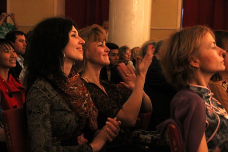 Bộ trưởng Hoàng Tuấn Anh chụp ảnh cùng các nghệ sĩ và gửi lời cảm ơn sự hưởng ứng của khán giả