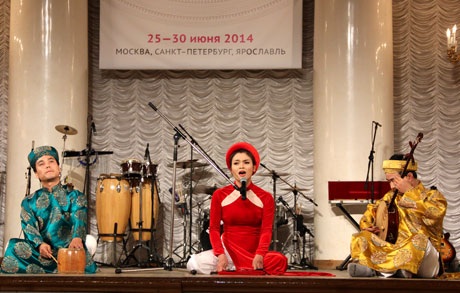 Ca sĩ Phương Thảo thể hiện Chiều phủ Tây Hồ