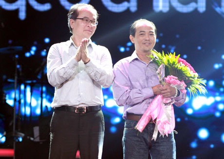 Phương Mỹ Chi đoạt giải Bài hát yêu thích - 2 Bố của Phương Mỹ Chi nhận giải Bài hát yêu thích tháng 3 trong đêm 6/4 thay con gái