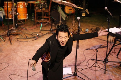 Tùng Dương: “Tôi chưa phải diễn ở sân khấu chuồng gà” - 1 Tùng Dương đã có chương trình Độc đạo thành công tại Pháp