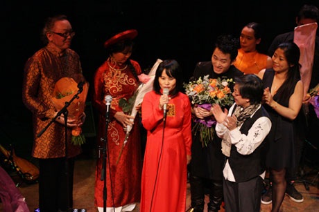 Tùng Dương: “Tôi chưa phải diễn ở sân khấu chuồng gà” - 3 Anh trân trọng tình cảm của kiều bào khi đi lưu diễn tại hải ngoại