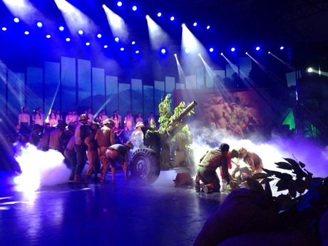 Gặp lại đạo diễn phim “Điện Biên Phủ- Cuộc chiến giữa hổ và voi” - 1 Nguyễn Đình Thanh Tâm thể hiện ca khúc Hò kéo pháo