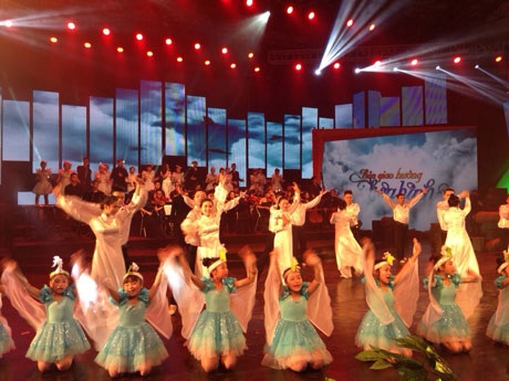 Gặp lại đạo diễn phim “Điện Biên Phủ- Cuộc chiến giữa hổ và voi” - 2 Ca khúc Chúng ta mong hòa bình