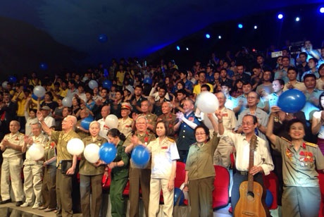 Gặp lại đạo diễn phim “Điện Biên Phủ- Cuộc chiến giữa hổ và voi” - 6 Những cựu chiến binh cùng ca lên bản giao hưởng hòa bình Qua miền Tây Bắc