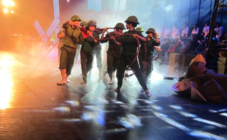 Gặp lại đạo diễn phim “Điện Biên Phủ- Cuộc chiến giữa hổ và voi” - 3 Nhiều tiết mục văn nghệ đặc sắc tại chương trình