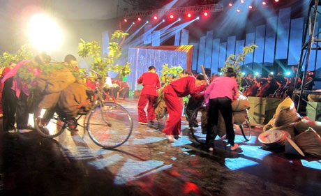 Gặp lại đạo diễn phim “Điện Biên Phủ- Cuộc chiến giữa hổ và voi” - 4 Nhiều tiết mục văn nghệ đặc sắc tại chương trình