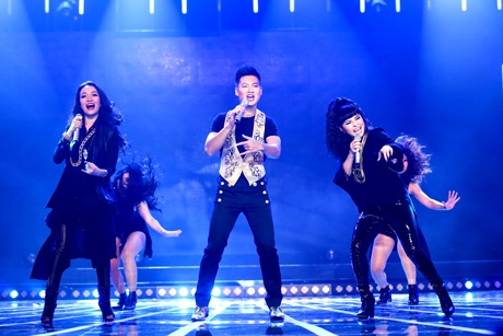 Phạm Thu Hà thể hiện sức hút tại Tuyệt đỉnh tranh tài - 5 Phạm Thu Hà, Trang Nhung và Đức Tuấn trong một ca khúc Rock I love Rock and Roll