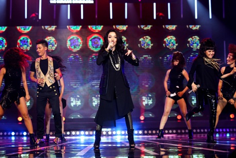 Phạm Thu Hà thể hiện sức hút tại Tuyệt đỉnh tranh tài - 6 Phạm Thu Hà, Trang Nhung và Đức Tuấn trong một ca khúc Rock I love Rock and Roll