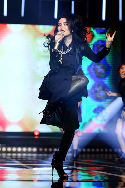 Phạm Thu Hà thể hiện sức hút tại Tuyệt đỉnh tranh tài - 3 Phạm Thu Hà, Trang Nhung và Đức Tuấn trong một ca khúc Rock I love Rock and Roll