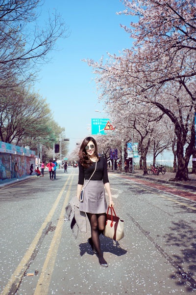 Á hậu Tú Anh rạng rỡ ngắm hoa anh đào tại Hàn Quốc