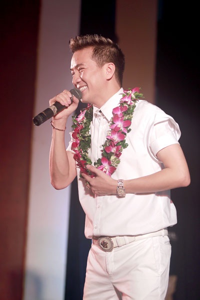 Đàm Vĩnh Hưng say sưa hát nhiều ca khúc trong minishow diễn ra ngày 20/4 tại Hà Nội