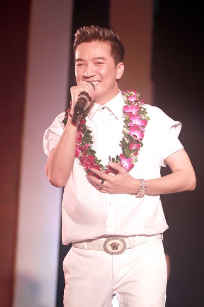 Đàm Vĩnh Hưng say sưa hát nhiều ca khúc trong minishow diễn ra ngày 20/4 tại Hà Nội