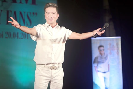 Nam ca sỹ sẵn lòng chiều lòng fan bằng cách...không lấy vợ