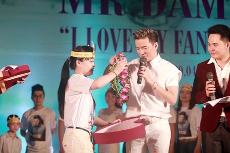 Nam ca sỹ sẵn lòng chiều lòng fan bằng cách...không lấy vợ