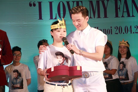 Nam ca sỹ sẵn lòng chiều lòng fan bằng cách...không lấy vợ