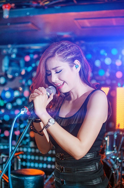Ca sỹ Lưu Kỳ Hương tái ngộ Hiệp “Gà” - 2 Với niềm đam mê ca hát, Lưu Kỳ Hương rời Hải Phòng với hai bàn tay trắng lên Hà Nội lập nghiệp