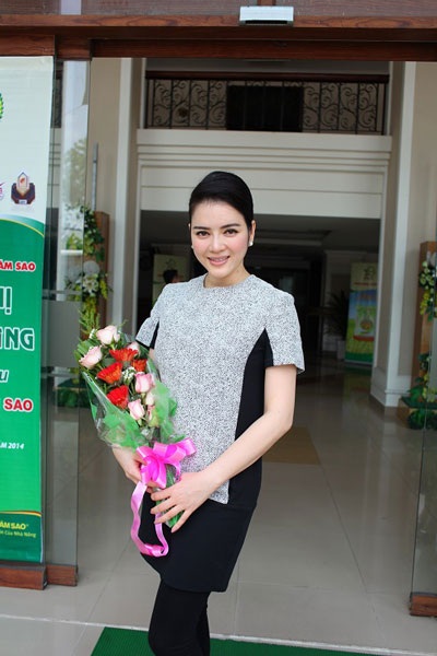 Lý Nhã Kỳ tổ chức mổ mắt cho 300 bệnh nhân đục thủy tinh thể - 8 Một số hình ảnh Lý Nhã Kỳ tại thăm hỏi bệnh nhân tại Tiền Giang