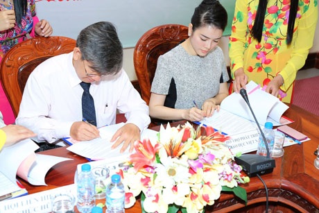Lý Nhã Kỳ tổ chức mổ mắt cho 300 bệnh nhân đục thủy tinh thể - 1 Lý Nhã Kỳ tổ chức mổ mắt cho 300 bệnh nhân đục thủy tinh thể
