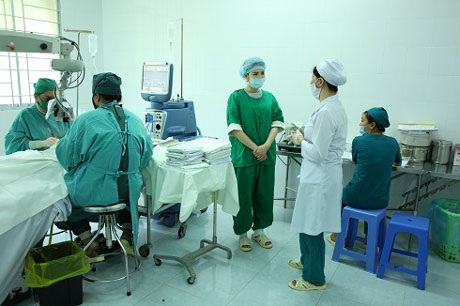Lý Nhã Kỳ tổ chức mổ mắt cho 300 bệnh nhân đục thủy tinh thể - 4 Lý Nhã Kỳ khoác áo xanh tới từng giường bệnh của bệnh nhân động viên, chia sẻ với họ trước ca mổ
