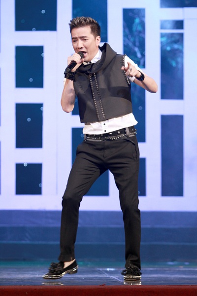 Hoài Linh "quậy tưng" trong liveshow "Ông ngoại - bà nội" - 4 Đàm Vĩnh Hưng khuấy động chương trình