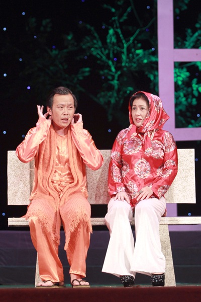 Hoài Linh "quậy tưng" trong liveshow "Ông ngoại - bà nội" - 10 Bài: