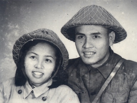 Hé lộ những chuyện tình cảm động nơi khói lửa Điện Biên - 2 Vợ chồng bà Hồng Minh sau ngày cưới ở Thái Nguyên, tháng 3/1952