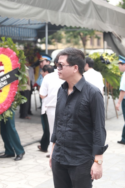 Tiếc thương tiễn đưa nhạc sỹ Thuận Yến về nơi an nghỉ cuối cùng - 23 Ca sỹ Tấn Minh cũng đến tiễn đưa người nhạc sỹ tài hoa