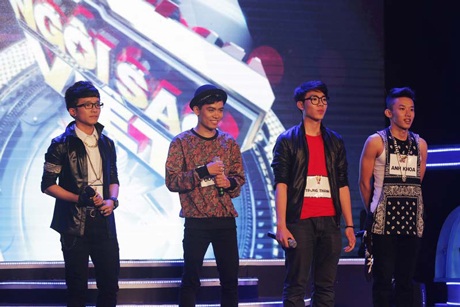 Nhóm Hands up đã khiến cả ba giám khảo phải đứng bật dậy hò reo cổ vũ